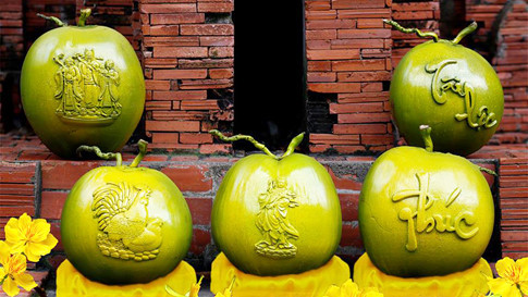 Năm nay, anh Huy cho ra mắt thị trường 5 mẫu in nổi trên dừa. Lần lượt từ trái qua phải là các mẫu: ba ông phúc - lộc - thọ, song kê, Quán Thế Âm, 