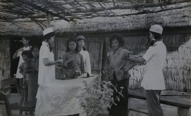 Quân y sư đoàn 302 giúp đỡ người dân Campuchia.