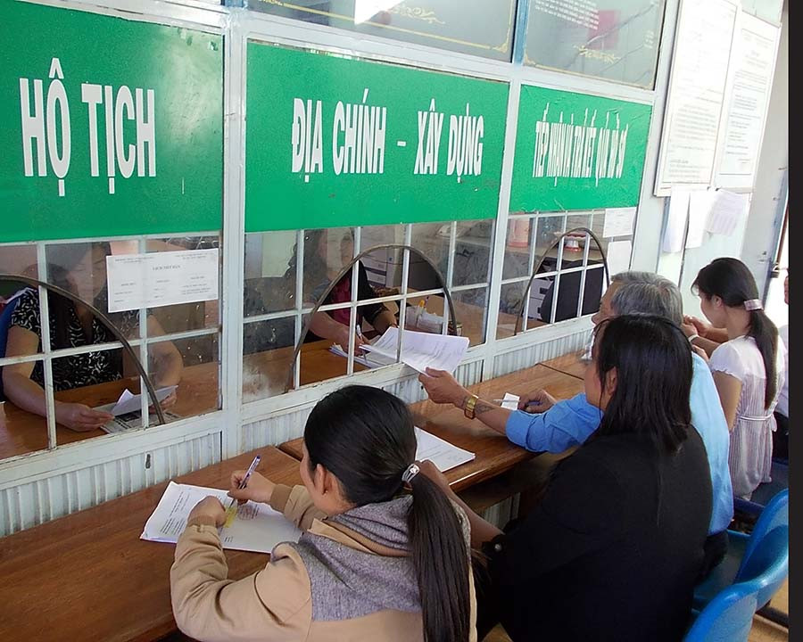 Xã Nghĩa Hưng giải quyết thủ tục hành chính cho người dân. Ảnh: T.N Xã Nghĩa Hưng giải quyết thủ tục hành chính cho người dân. Ảnh: T.N