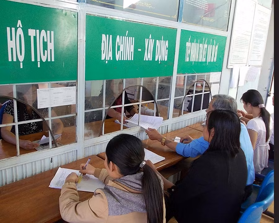 Xã Nghĩa Hưng giải quyết thủ tục hành chính cho người dân. Ảnh: T.N Xã Nghĩa Hưng giải quyết thủ tục hành chính cho người dân. Ảnh: T.N