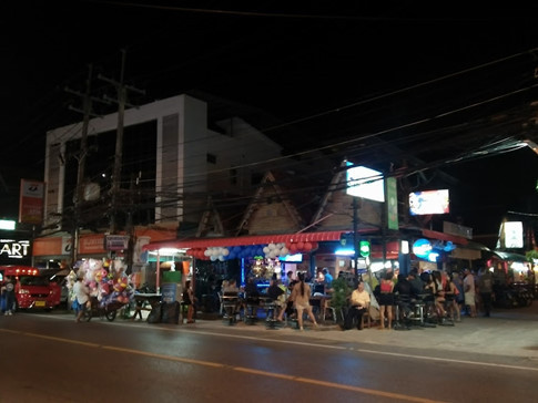 Ban đêm ở Phuket có cảm giác náo nhiệt như tại Phố Tây Bùi Viện Ban đêm ở Phuket có cảm giác náo nhiệt như tại Phố Tây Bùi Viện