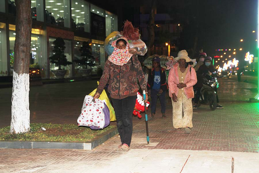 Tết đã về nhưng những người phụ nữ nghèo làng Ngó vẫn vất vả mưu sinh. Ảnh: Văn Ngọc