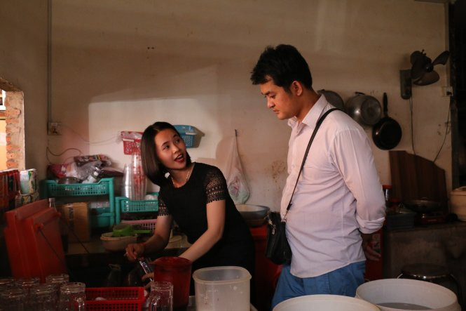 Vợ chồng chị Nguyễn Thị Thủy Tiên - Meas Chetra trong quán cà phê của mình Vợ chồng chị Nguyễn Thị Thủy Tiên - Meas Chetra trong quán cà phê của mình