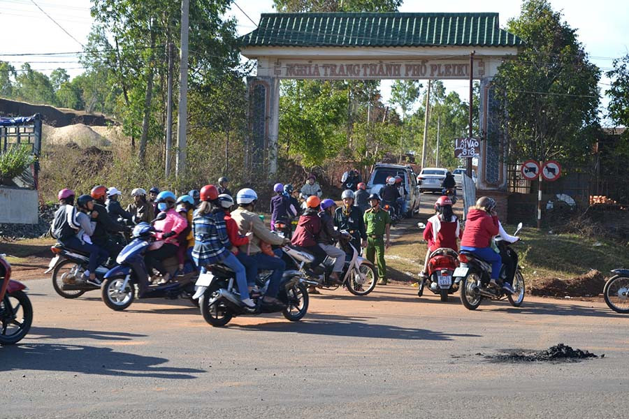 Người dân nô nức đến Nghĩa trang TP. Pleiku để tảo mộ. Ảnh: Ngọc Thu