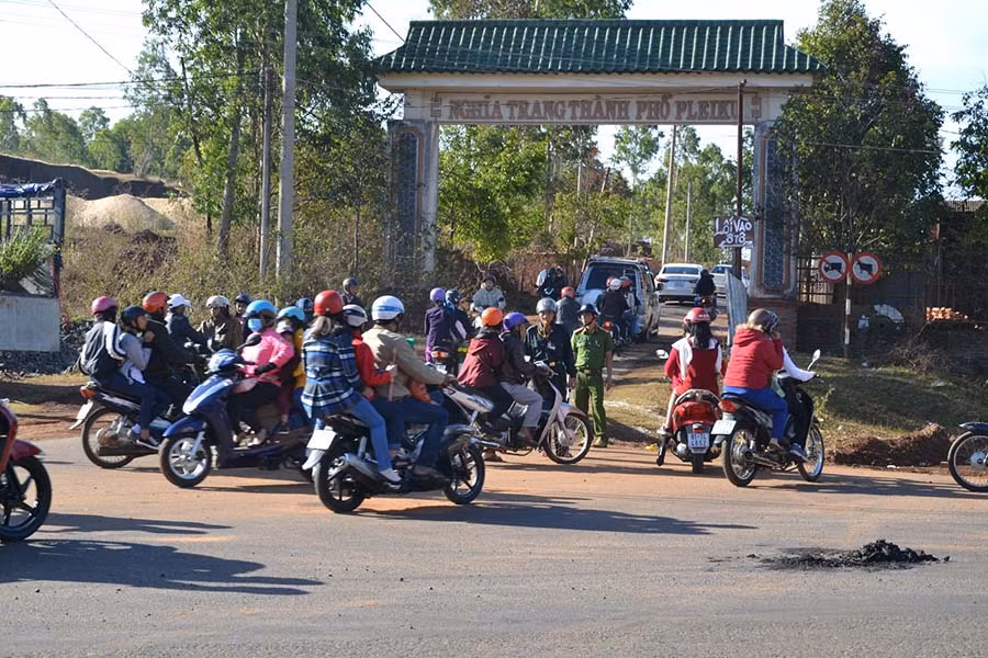 Người dân nô nức đến Nghĩa trang TP. Pleiku để tảo mộ. Ảnh: Ngọc Thu