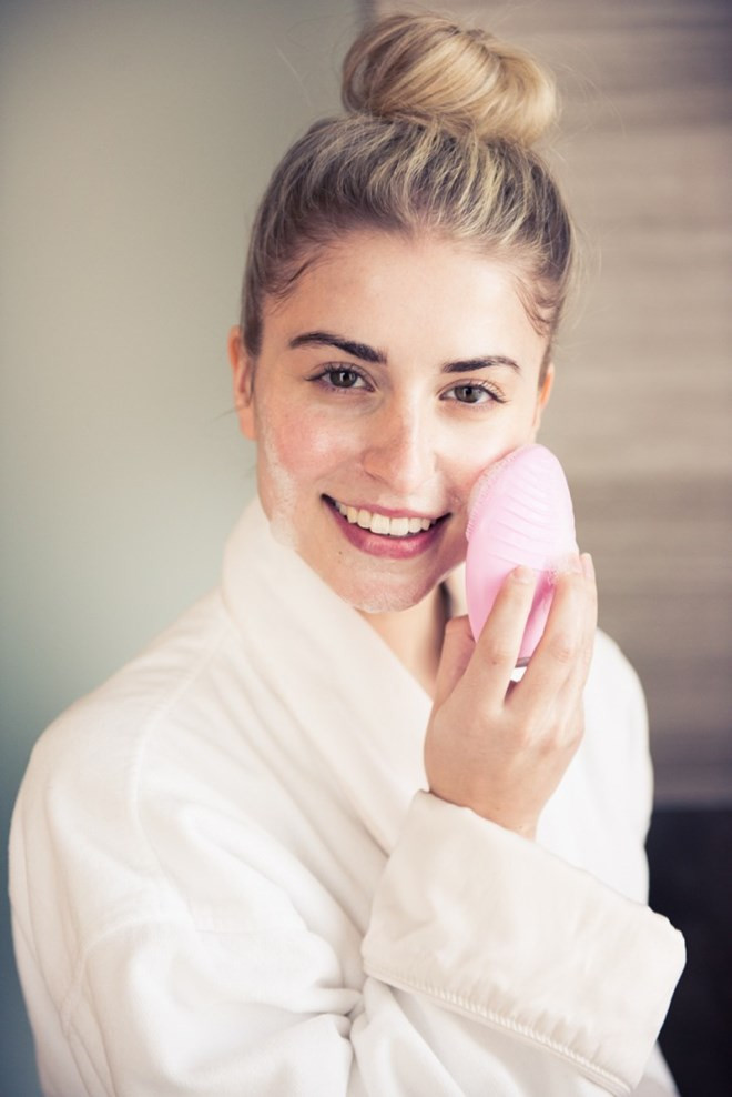 Máy rửa mặt giúp làm sạch da và tẩy tế bào chết mà không gây tác động quá mạnh đến da như việc dùng khăn rửa mặt