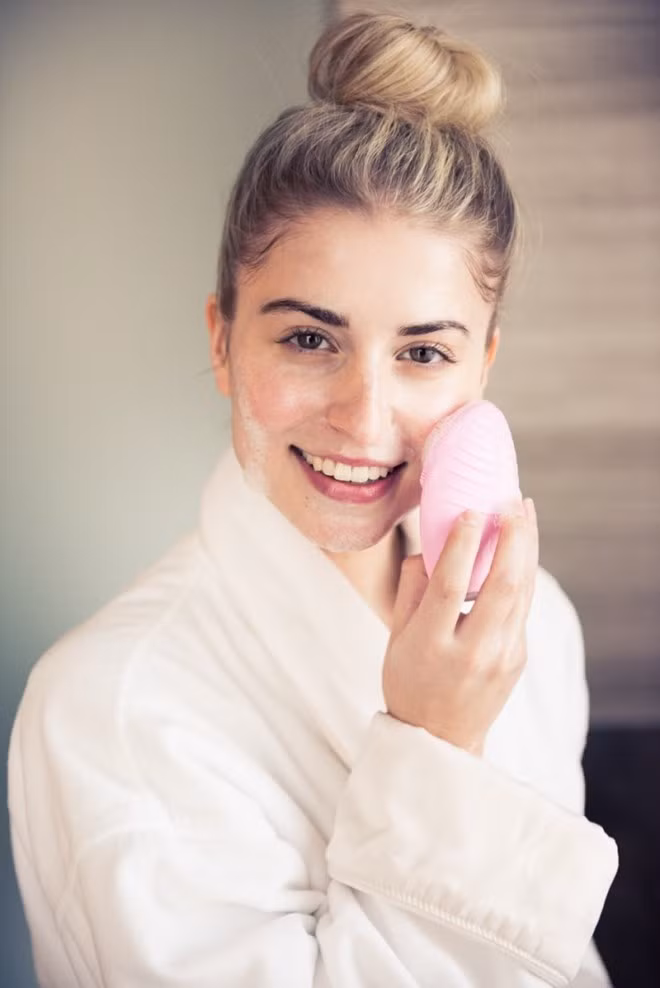 Máy rửa mặt giúp làm sạch da và tẩy tế bào chết mà không gây tác động quá mạnh đến da như việc dùng khăn rửa mặt