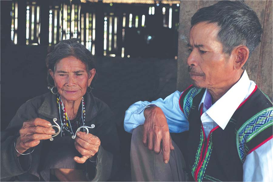 Đôi bông tai sáng màu bạc mới có thể sẽ là vật trang sức cuối cùng được ông Bri chế tác. Ảnh: N.B Đôi bông tai sáng màu bạc mới có thể sẽ là vật trang sức cuối cùng được ông Bri chế tác. Ảnh: N.B