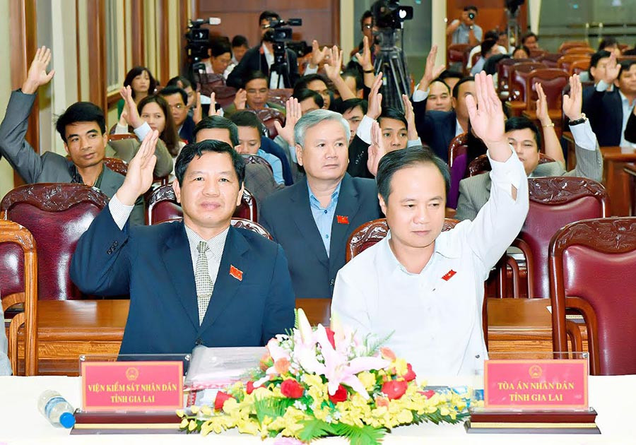 Đại biểu HĐND tỉnh biểu quyết các chỉ tiêu kinh tế-xã hội năm 2017. Ảnh: Đ.T Đại biểu HĐND tỉnh biểu quyết các chỉ tiêu kinh tế-xã hội năm 2017. Ảnh: Đ.T