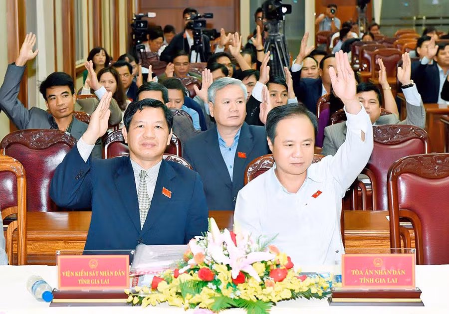 Đại biểu HĐND tỉnh biểu quyết các chỉ tiêu kinh tế-xã hội năm 2017. Ảnh: Đ.T Đại biểu HĐND tỉnh biểu quyết các chỉ tiêu kinh tế-xã hội năm 2017. Ảnh: Đ.T