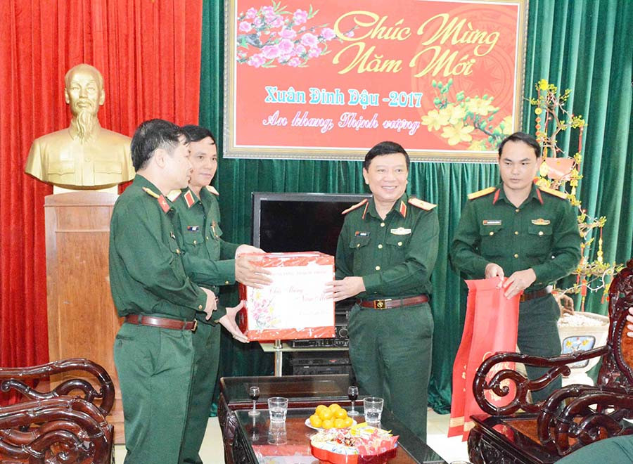 Thay mat TCCT Thiếu tướng Lê Hiền Vân trao quà cho đại diện lãnh đạo Quân đoàn 3. Ảnh: N.G Thay mat TCCT Thiếu tướng Lê Hiền Vân trao quà cho đại diện lãnh đạo Quân đoàn 3. Ảnh: N.G
