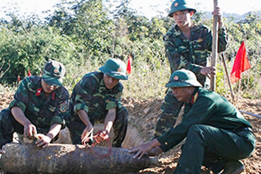 Hiện trường xử lý quả bom nặng 250 bảng Anh (ảnh của Tỉnh đội Kon Tum).