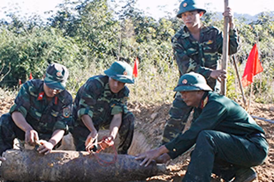 Hiện trường xử lý quả bom nặng 250 bảng Anh (ảnh của Tỉnh đội Kon Tum).