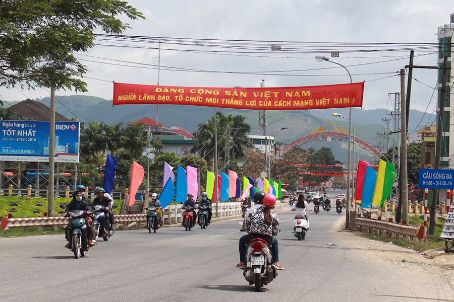 Nhiều người chọn du Xuân xa nhà trong mùng 3 Tết. Ảnh: Hồng Thi