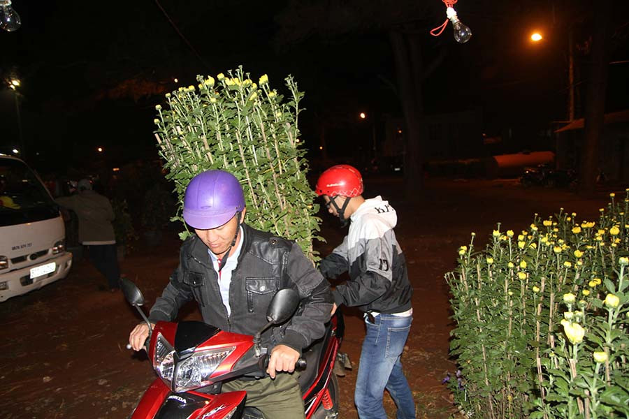 Nhiều khách hàng tranh thủ đêm cuối năm để sắm hoa. Ảnh: Văn Ngọc