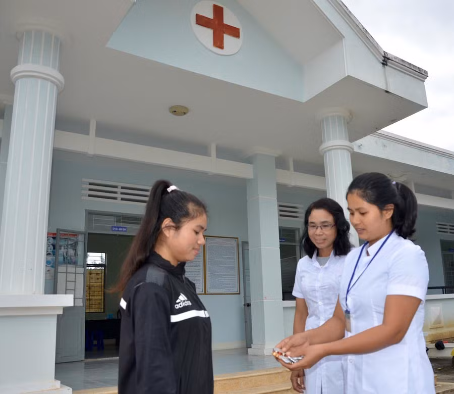  Các nhân viên Trạm y tế xã Ia Rtô nỗ lực giúp người dân đẩy lùi bệnh tật. Ảnh: T.Đ