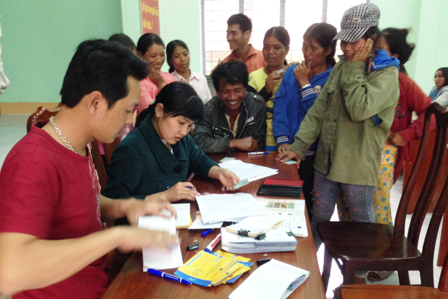 Cấp phát các nguồn hỗ trợ cho người dân bị thiệt hại trong đợt hạn hán vừa qua. Ảnh: Hồng Thi