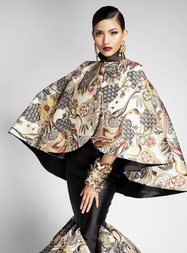 Chia sẻ về năm mới 2017, Trương Thị May cho biết cô mong mình sẽ tiếp tục giữ vững “phong độ” làm việc và cầu mong cho gia đình cô mọi người đều có sức khỏe tốt và bình an. 9