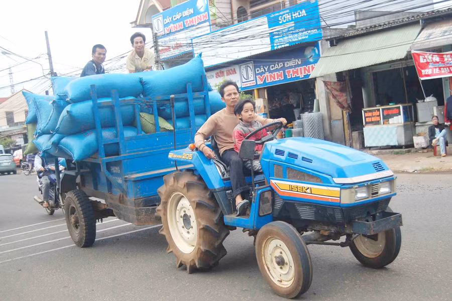 Xe công nông lưu thông trên đường Trường Sơn (TP. Pleiku). Ảnh: Q.H