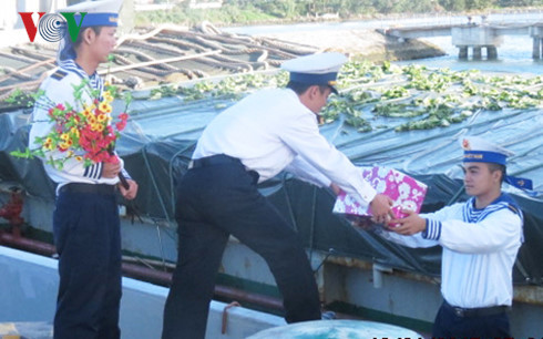 Cán bộ, chiến sĩ tàu 629 chuẩn bị chuyển quà và hàng xuống tàu đi thực hiện nhiệm vụ.