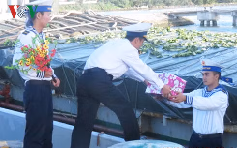 Cán bộ, chiến sĩ tàu 629 chuẩn bị chuyển quà và hàng xuống tàu đi thực hiện nhiệm vụ.