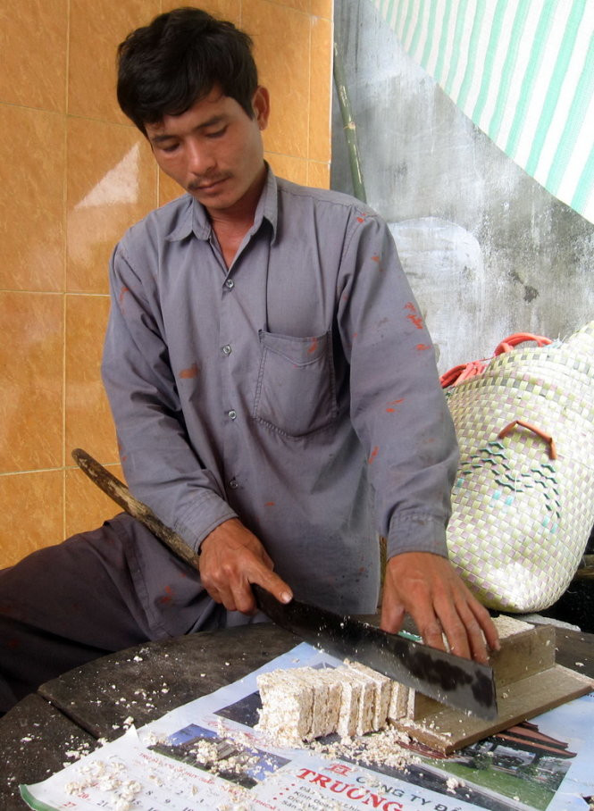 Dùng dao cắt bánh nổ thành từng lát mỏng