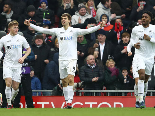 Fernando Llorente (số 9) góp công lớn trong chiến thắng của Swansea. Fernando Llorente (số 9) góp công lớn trong chiến thắng của Swansea.