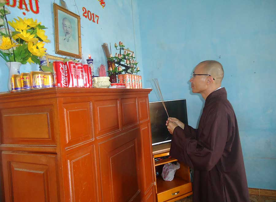 Thầy Tánh cầu mong gia đình hộ dân Trường Sa may mắn an lành trong năm mới. Ảnh: T.S Thầy Tánh cầu mong gia đình hộ dân Trường Sa may mắn an lành trong năm mới. Ảnh: T.S