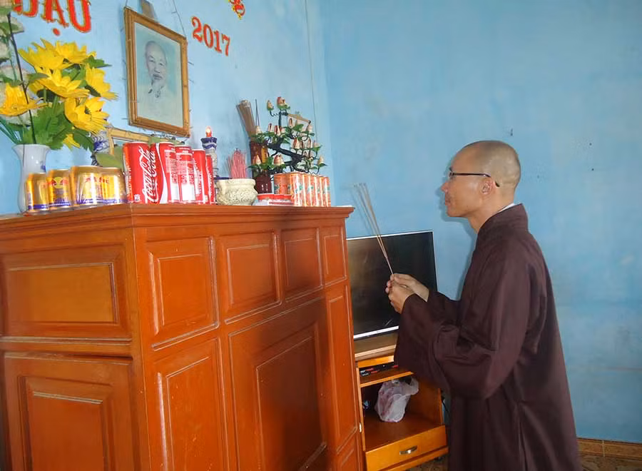 Thầy Tánh cầu mong gia đình hộ dân Trường Sa may mắn an lành trong năm mới. Ảnh: T.S Thầy Tánh cầu mong gia đình hộ dân Trường Sa may mắn an lành trong năm mới. Ảnh: T.S