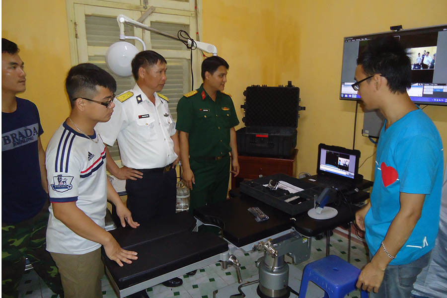  Giới thiệu thiết bị khám-chữa bệnh trực tuyến đảo An Bang. Ảnh: T.S