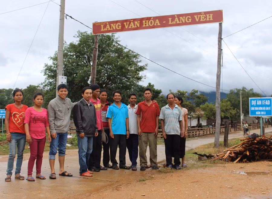  Đường vào làng Vẻh. Ảnh: N.D