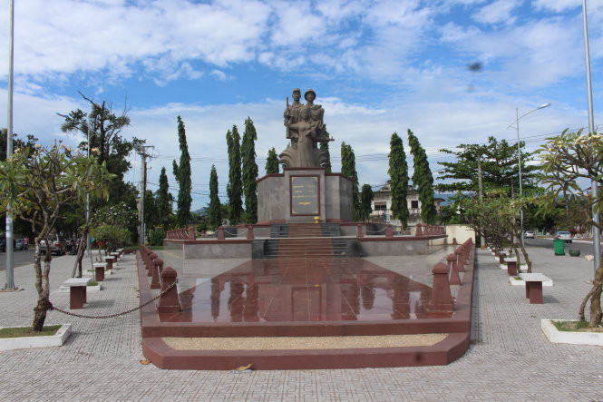Tượng đài quân tình nguyện VN tại TP Kampot, Campuchia.