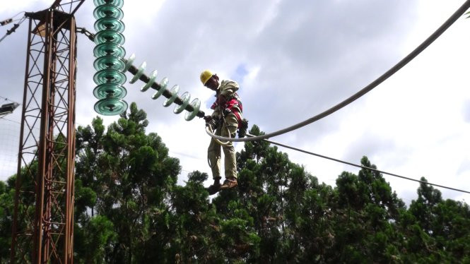 Công nhân đội truyền tải điện Krông Nô kiểm tra lưới điện  Công nhân đội truyền tải điện Krông Nô kiểm tra lưới điện