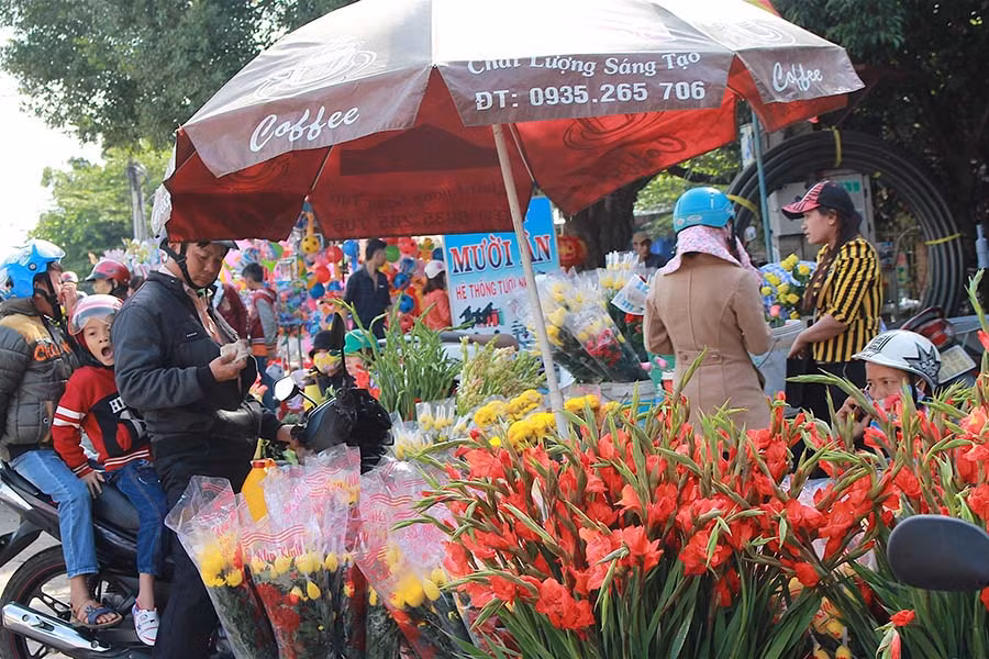 Chợ quê ngày Tết luôn rực rỡ sắc Xuân. Ảnh: Hồng Thi