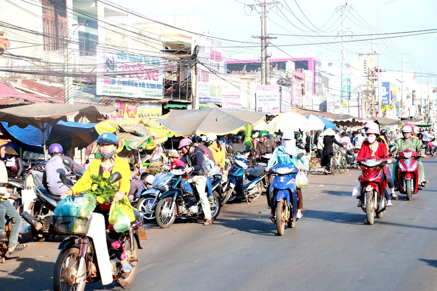 Chợ Trung tâm huyện Chư Sê đông đúc người mua, kẻ bán. Ảnh: Quang Tấn