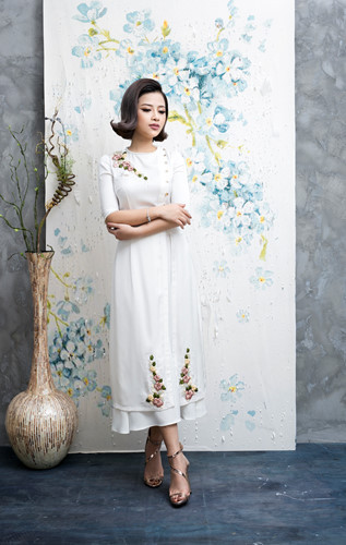 Mái tóc vểnh mang lại cảm giác cổ điển cho những bộ áo dài cách tân.