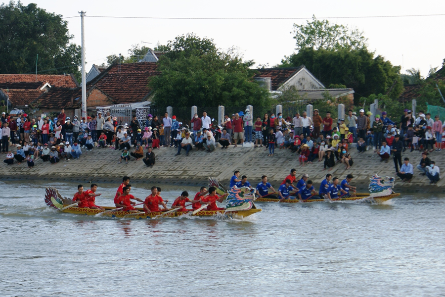 Nội dung đua thuyển tập thể nam.