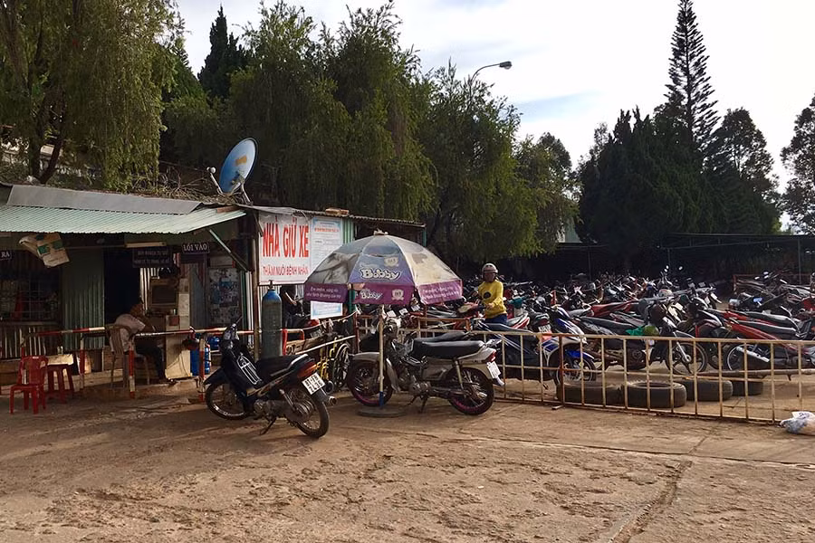 Bãi giữ xe tại Bệnh viện Đa khoa tỉnh chiều mùng 2 Tết Đinh Dậu. Ảnh: Hà Duy Bãi giữ xe tại Bệnh viện Đa khoa tỉnh chiều mùng 2 tết Đinh Dậu. Ảnh: Hà Duy