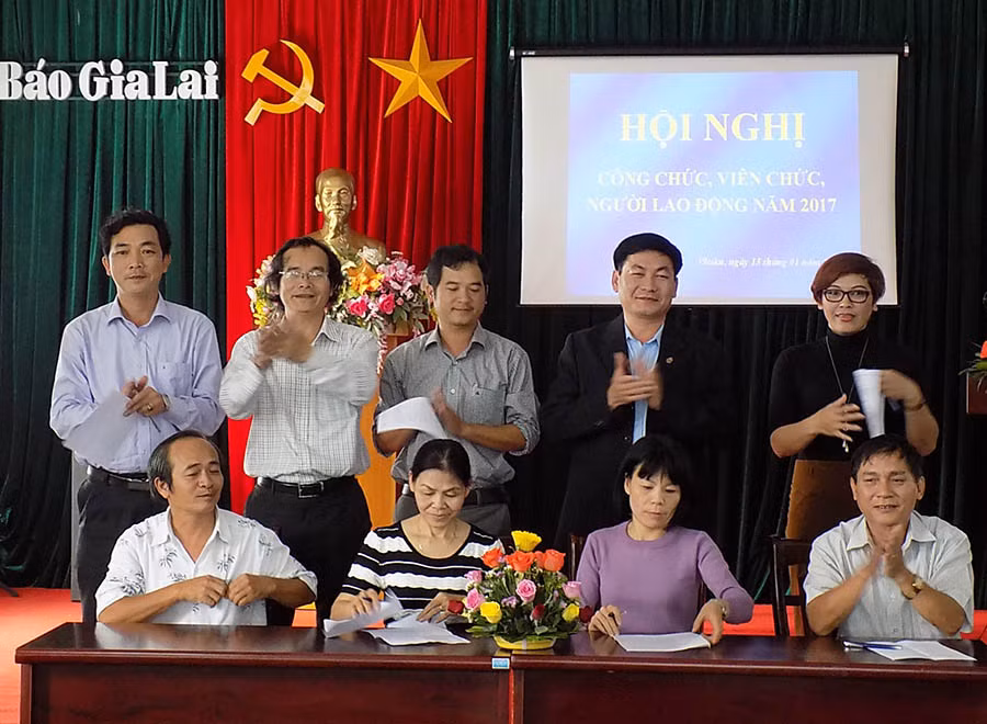 Đại diện các phòng ban của Báo đã tham gia ký kết giao ước thi đua. Ảnh: T.N