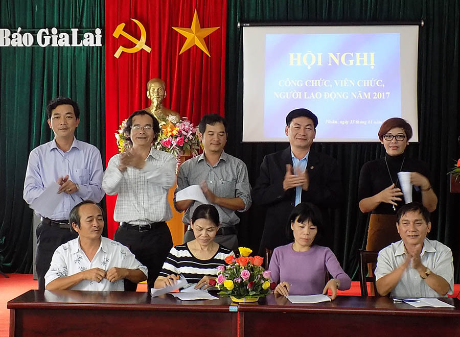 Đại diện các phòng ban của Báo đã tham gia ký kết giao ước thi đua. Ảnh: T.N