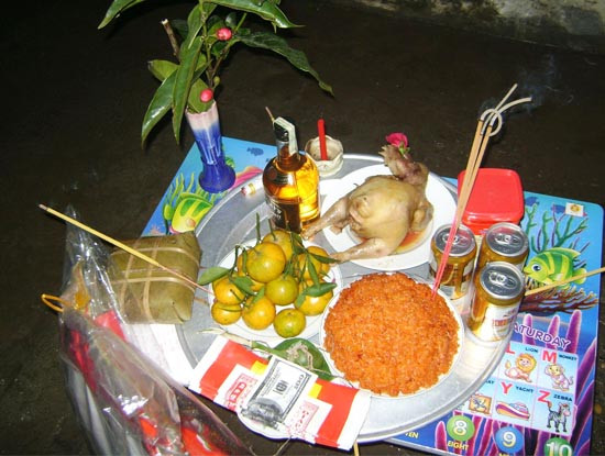 Lễ cúng giao thừa ngoài trời tùy điều kiện mỗi nhà nhưng thường gồm đủ hương, hoa, đèn nến, trầu cau, vàng mã quần áo, mũ thần linh và mâm lễ với gà trống luộc, xôi, bánh chưng... tất cả được bày lên bàn trang trọng đặt ở trước cửa nhà (ảnh sưu tầm). Tất nhiên trong năm Dậu thì nhiều nhà cũng tránh cúng gà.