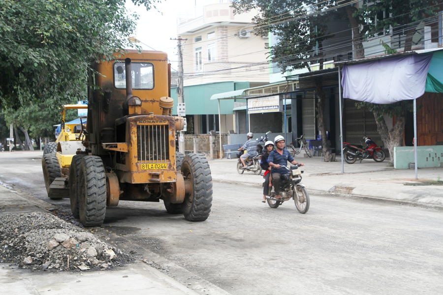 Đường thi công chậm chạp gây bức xúc cho người dân. Ảnh: V.N