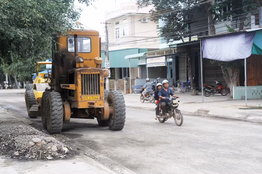 Đường thi công chậm chạp gây bức xúc cho người dân. Ảnh: V.N Đường thi công chậm chạp gây bức xúc cho người dân. Ảnh: V.N