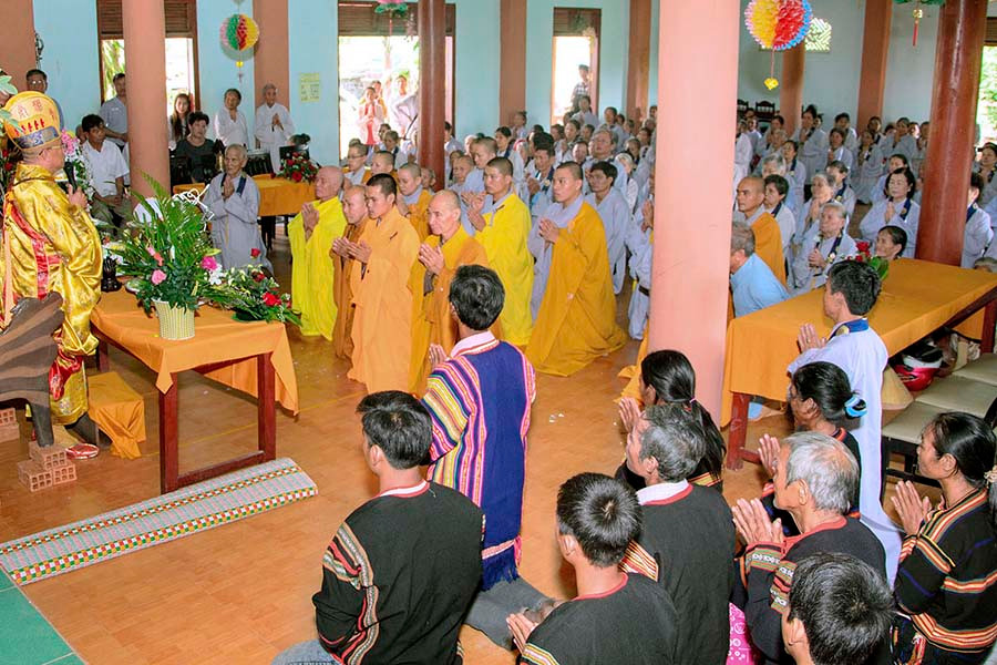Người Jrai đi lễ chùa. Ảnh: Đức Tài