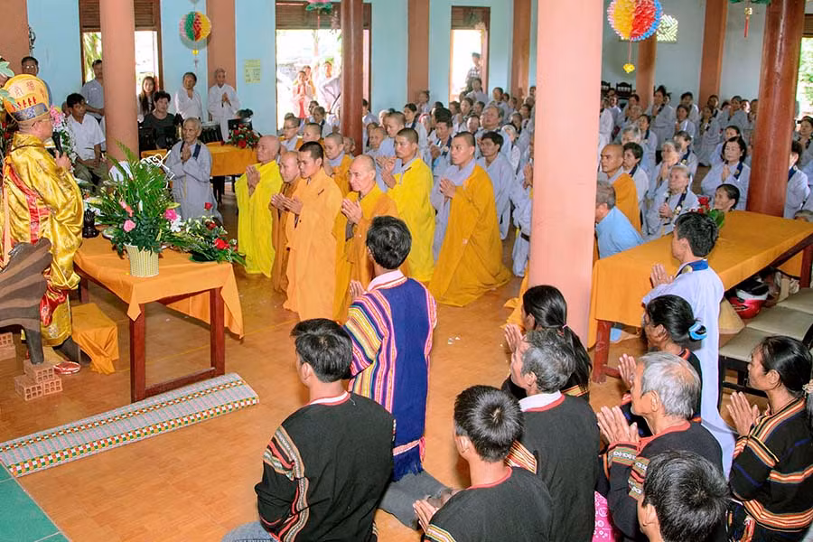 Người Jrai đi lễ chùa. Ảnh: Đức Tài