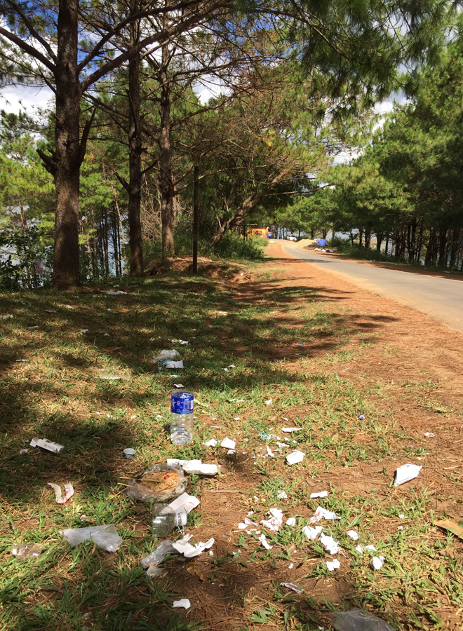 Rác thải từ một bữa tiệc đã tàn trên đường vào danh thắng Biển Hồ. Ảnh: Hoàng Ngọc