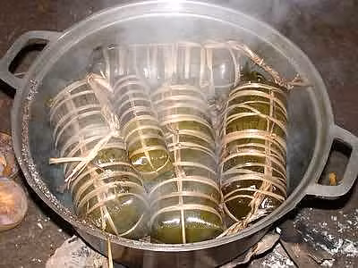 Sau đó bạn cho bánh tét lên luộc tầm khoảng 10 tiếng cho bánh tét dền gạo, dẻo thơm. Sau đó bạn cho bánh tét lên luộc tầm khoảng 10 tiếng cho bánh tét dền gạo, dẻo thơm nhé!