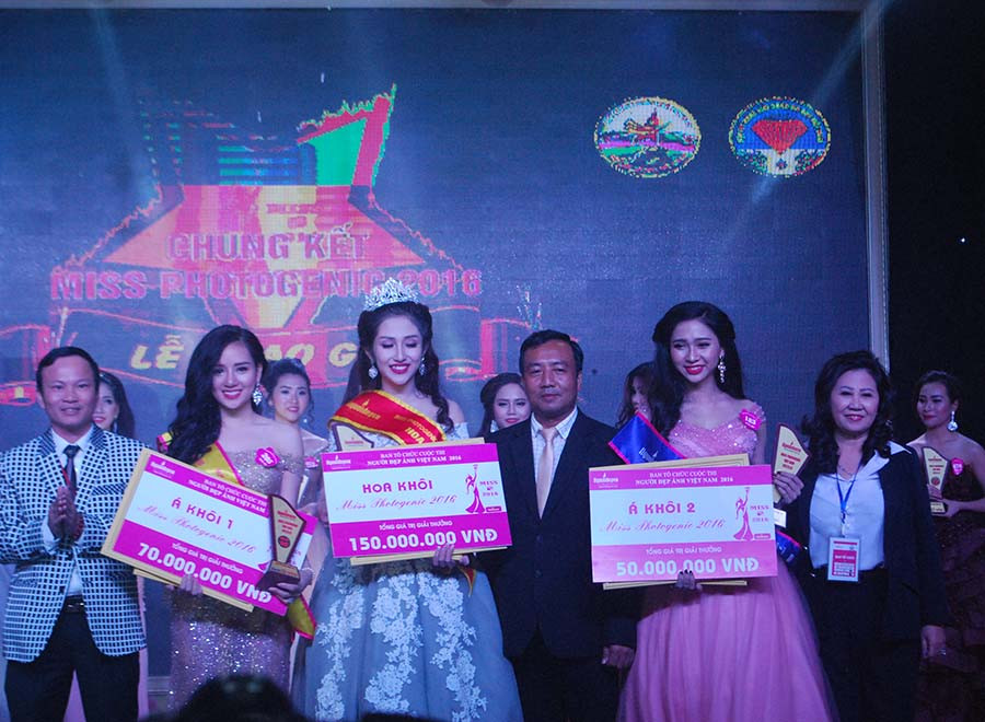 Hình ảnh Cuộc thi người đẹp chui được tổ chức tối 28-12 lấy từ trang facebook của đơn vị tổ chức cuộc thi. Hình ảnh Cuộc thi người đẹp chui được tổ chức tối 28-12 lấy từ trang facebook của đơn vị tổ chức cuộc thi.