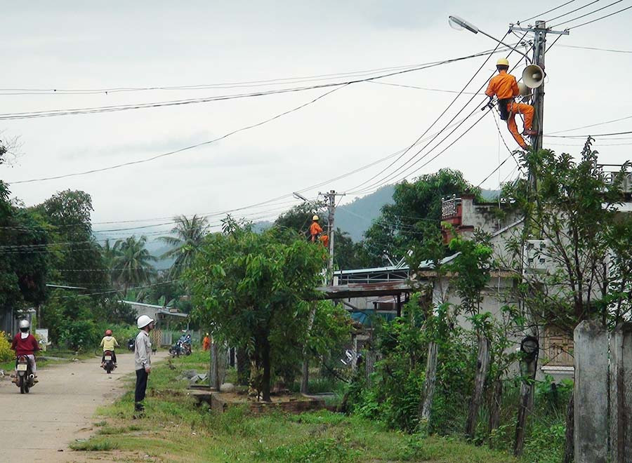 Điện lực Krông Pa thi công lắp đặt bóng đèn đường. Ảnh: H.D  Điện lực Krông Pa thi công lắp đặt bóng đèn đường. Ảnh: H.D