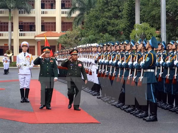 Đại tướng, Bộ trưởng Bộ Quốc phòng Ngô Xuân Lịch và Thượng tướng, Bộ trưởng Bộ Quốc phòng Lào Chansamone Channhalat duyệt đội danh dự.